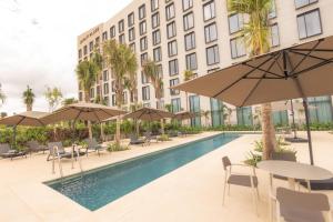 Bazén v ubytování Hyatt Place Cancun Airport nebo v jeho okolí