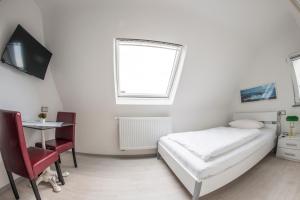 a bedroom with a bed and a desk at Pension Gino in Nürtingen
