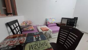 una camera con divano, tavolo e sedie di thrifty regular room for 2 to 4 a Abu Dhabi Altre 7 foto