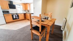 eine Küche mit einem Holztisch und einem Esszimmer in der Unterkunft Orange Lilly in Stroud with Free Parking in Stroud