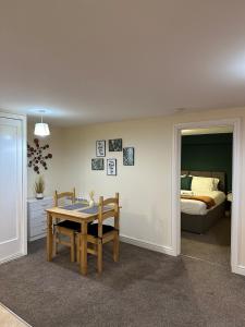 ein Esszimmer mit einem Tisch und einem Bett in der Unterkunft Orange Lilly in Stroud with Free Parking in Stroud + 10 Fotos