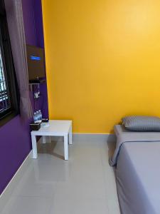 a room with a bed and a table in it at MyHome 3P Room in Ban Komo Sip Paet