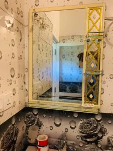 een badkamer met een spiegel en een wastafel bij Lake Side Safari Bungalow in Udawalawe