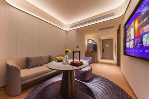 a living room with a couch and a table at Manxin Hotel, Jingshi Road, Zhangqiu District, Jinan 
