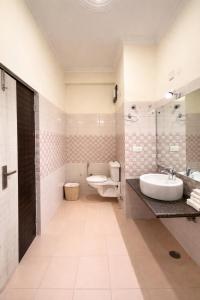 Et badeværelse på Rose Kasauli by Continental Group Kasauli !! Prime Location ! Restaurant ! Lawn ! Parking