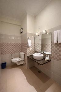 Et badeværelse på Rose Kasauli by Continental Group Kasauli !! Prime Location ! Restaurant ! Lawn ! Parking + 31 billeder