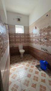 La salle de bains est pourvue de toilettes, d'une douche et d'une baignoire. dans l'établissement Budget Non AC Room beside Kolencherry MOSC Hospital, à Kadayirippu