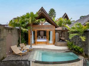 een zwembad in de achtertuin van een villa bij Govala Usada Ubud Villa in Ubud