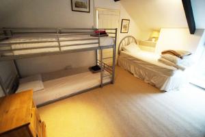 מיטה או מיטות קומותיים בחדר ב-Bwthyn Amroth
