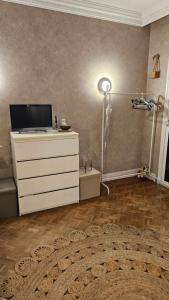 TV a/nebo společenská místnost v ubytování Chambres cosy