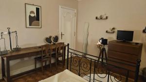 TV a/nebo společenská místnost v ubytování Chambres cosy + 1 fotografie