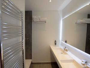 ein Badezimmer mit zwei Waschbecken und einer Dusche in der Unterkunft ibis Paris Canal Saint Martin in Paris + 50 Fotos