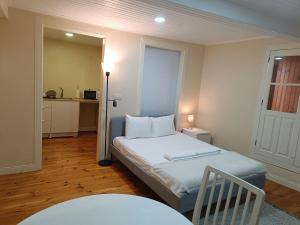 una piccola camera da letto con un letto e un tavolo di Bragança Apartamento Studio a Bragança