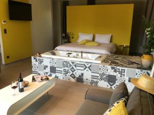 - une chambre avec un grand lit et un canapé dans l'établissement Le Clos Saint André, à Banyuls-sur-Mer