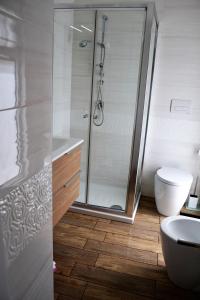 łazienka z prysznicem i toaletą w obiekcie Bed and Breakfast Sun Wine w mieście Tarent +37 zdjęć