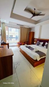 En eller flere senge i et værelse på Hotel Tapomay Retreat