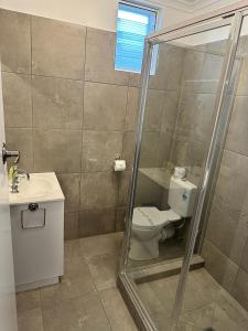 een badkamer met toilet en wastafel bij Bamboo Motor Inn in Lakes Entrance
