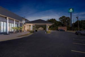 ein Parkplatz vor einem Gebäude in der Unterkunft Quality Inn Little Rock on I-30 Near Littlerock airport in Little Rock