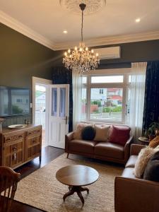 Et tv og/eller underholdning på Seapoint Cottage, Luxury Accommodation