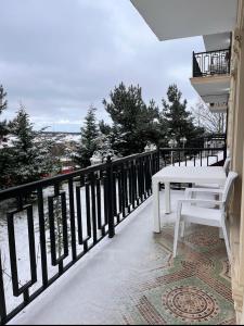 Balkón nebo terasa v ubytování Hilltop Hotel Gusar + 55 fotografií