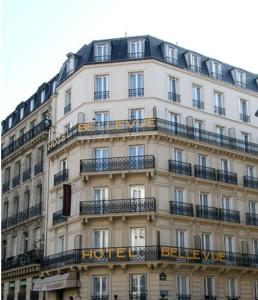 - un grand bâtiment blanc avec un panneau dans l'établissement Hotel Bellevue Saint-Lazare, à Paris