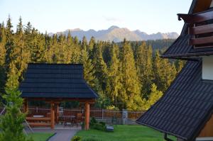 een tuinhuisje in de tuin met uitzicht op de bergen bij Jedla Miejsce Gościnne in Bukowina Tatrzańska