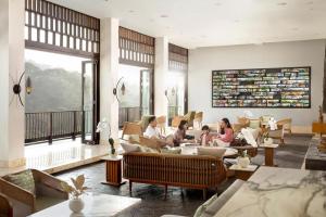 Гостиная зона в Padma Hotel Bandung