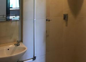 Et badeværelse på RedDoorz Plus @ Bitung City Center + 17 billeder