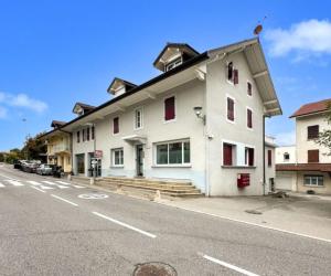 a white building on the side of a street at Appartement 3 Pièces, Neuvecelle in Neuvecelle