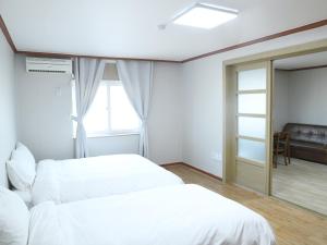 En eller flere senge i et værelse på Sorak Hostel