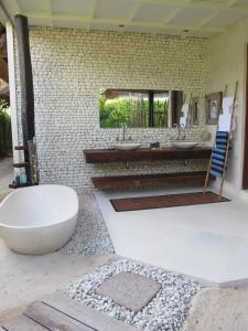 baño con 2 lavabos y bañera grande en Villa Samudera, en Nusa Lembongan