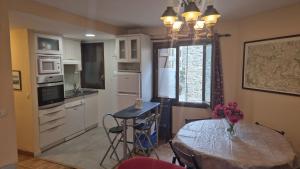 Køkken eller tekøkken på Casa Celia by CARDI SUITES + 8 billeder