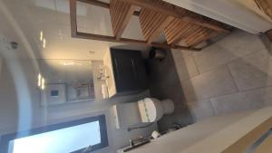 Et badeværelse på Casa Celia by CARDI SUITES