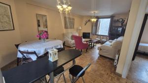 Et opholdsområde på Casa Celia by CARDI SUITES