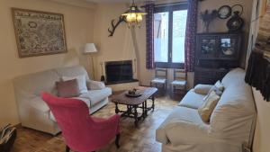 Et opholdsområde på Casa Celia by CARDI SUITES