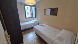 En eller flere senge i et værelse på Casa Celia by CARDI SUITES