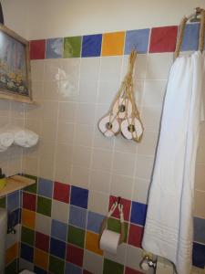 bagno con pareti piastrellate colorate di El Refugio de Hugo a Benablón Altre 55 foto