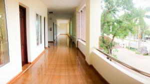 ein leerer Flur einer Schule mit Flur in der Unterkunft Hoa Binh Hotel Quang Binh in Dong Hoi + 3 Fotos