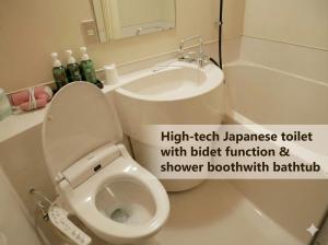 ein Badezimmer mit weißer Toilette und Waschbecken in der Unterkunft Ichirino Kogen Hotel Roan in Hakusan + 74 Fotos