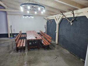 una stanza con un tavolo e delle sedie di Casa Valy a Buşag