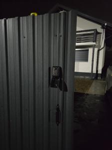 una porta con un orologio sul lato di un edificio di Casa Valy a Buşag