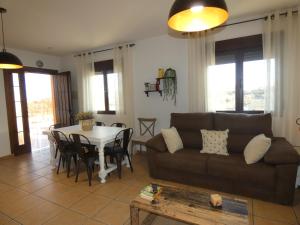 un soggiorno con un divano e un tavolo di El Refugio de Hugo a Benablón