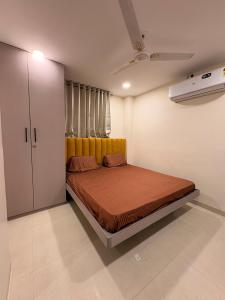 En eller flere senge i et værelse på Aesthetic 1bhk luxe, Indore