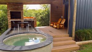 un patio con bañera de hidromasaje en una terraza en Spasie 30 Harties, en Hartbeespoort