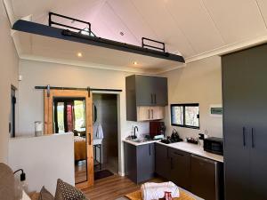 Una cocina abierta con una gran sala con cocina. en Spasie 30 Harties, en Hartbeespoort 9 fotos más