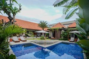 une piscine au milieu d'une cour dans l'établissement Kesumasari Living, à anur