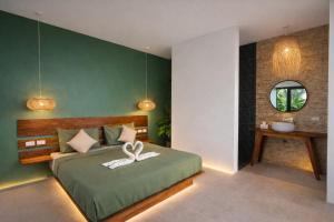 - une chambre avec un lit doté d'un ruban blanc dans l'établissement NAHA Villa Sea View Koh Phangan, à Baan Tai