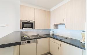 Nhà bếp/bếp nhỏ tại 2 Bedroom Amazing Apartment In Oostende