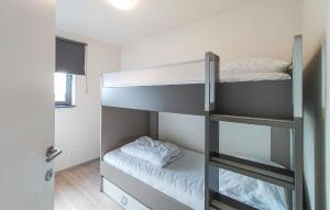 Giường trong phòng chung tại 2 Bedroom Amazing Apartment In Oostende +17 ảnh