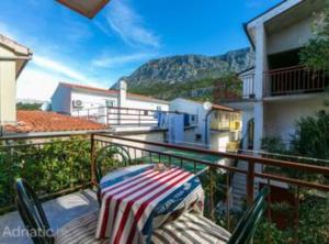 Cảnh núi rừng hoặc tầm nhìn ra núi từ căn hộ